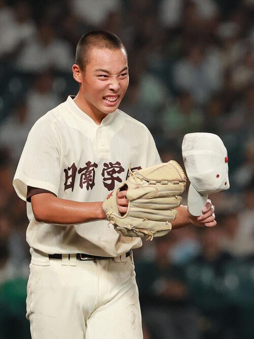 横浜対日南学園　9回途中、日南学園先発の谷口銀次郎は田中皐晴にマウンドを託す(撮影･上山淳一)