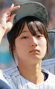 青森山田対東日本国際大昌平　ユニホーム姿であいさつしベンチに戻る東日本国際大昌平の中野蘭記録員(2026年8月13日撮影)　