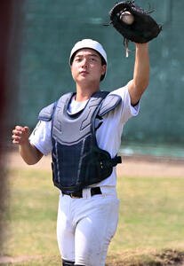 ブルペンでボールを受ける智弁和歌山･山田凜虎(撮影･和賀正仁)