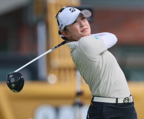 1番、ティーショットを放つ加藤麗奈(撮影･水谷安孝)