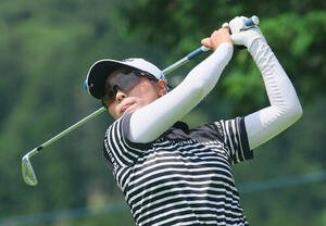5番、ティーショットを放つ鳥居さくら(撮影･水谷安孝)