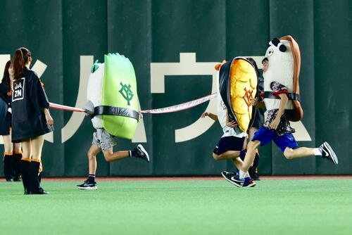 巨人対広島　江戸前すしレースで1着の芽ネギ(左)(撮影･河田真司)