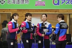 新体制で初戦に臨んだフォルティウスの、左から小林未奈、小谷優奈、近江谷杏菜、小野寺佳歩