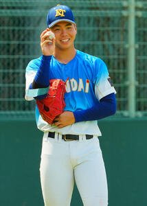 投球練習をする健大高崎･石垣聡志(撮影･垰建太)