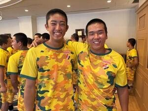 20日、宿舎でのラストミーティング後、笑顔を見せる横浜の(左から)織田翔希、小野舜友(撮影･保坂淑子)