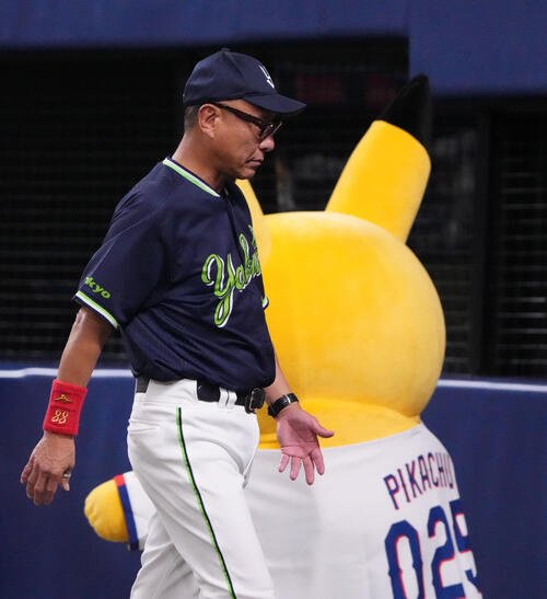 中日対ヤクルト　7回表終了、選手交代を告げベンチへ戻る池山隆寛監督(撮影･森本幸一)
