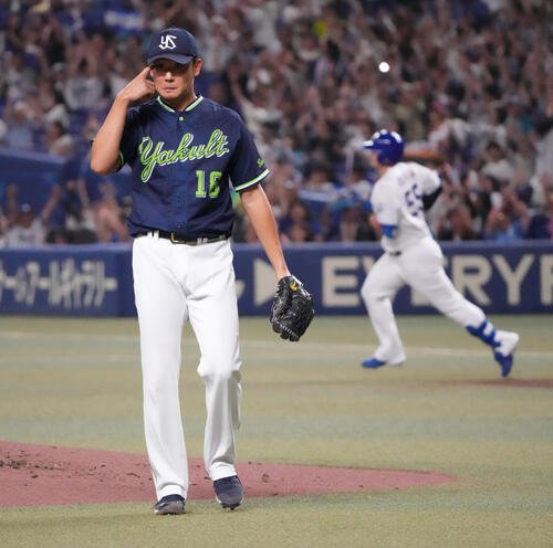 中日対ヤクルト　1回裏中日無死一、二塁、ヤクルト先発の奥川恭伸(左)は細川成也に3点本塁打を打たれる(撮影･森本幸一)