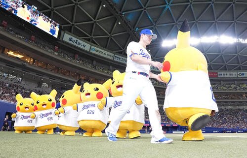 中日対ヤクルト　試合終了、細川成也(右から2人目)はピカチュウたちとタッチを交わしながらお立ち台へ向かう(撮影･森本幸一)