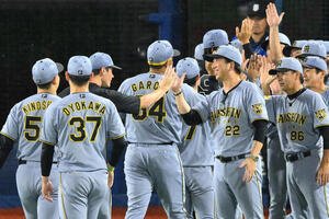DeNA対阪神　試合後、阪神藤川球児監督(右手前)は勝利投手のイーストン･ルーカスとタッチを交わす(撮影･滝沢徹郎)