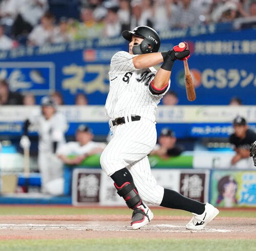 ロッテ対日本ハム　10回裏ロッテ無死一、二塁、サヨナラの適時二塁打を放つ山口航輝(撮影･鈴木みどり)