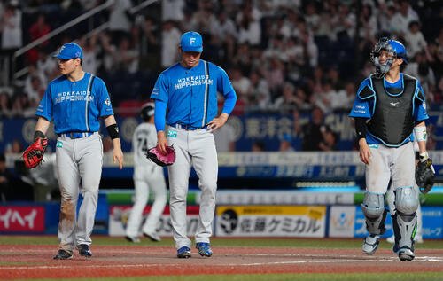 ロッテ対日本ハム　10回裏ロッテ無死一、二塁、山口航輝にサヨナラ打を浴び、うつむく清宮虎多朗。左は清宮幸太郎、右は郡司裕也(撮影･鈴木みどり)