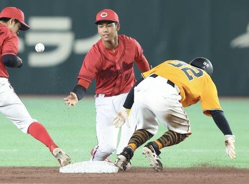 巨人対広島　3回裏巨人1死一塁、ファンブルし浦田俊輔に二塁進塁を許す西川篤夢(撮影･河田真司)