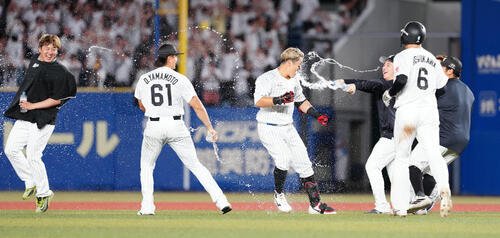 ロッテ対日本ハム　10回裏ロッテ無死一、二塁、サヨナラの適時二塁打を放った山口航輝(中央)はナインから手洗い祝福を受ける(撮影･鈴木みどり)
