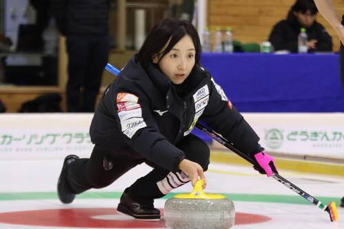 ショットを放つロコ･ソラーレ藤沢五月