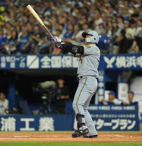 DeNA対阪神　4回表阪神1死、同点の30号本塁打を放ち打球の行方を見る森下翔太(撮影･たえ見朱実)