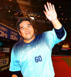 楽天対西武　代打満塁本塁打の西武中村剛也は、ヒーローインタビューを終えファンの声援に応える(撮影･野上伸悟)