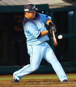 楽天対西武　11回表西武2死満塁、代打中村剛也は満塁本塁打を放つ(撮影･野上伸悟)