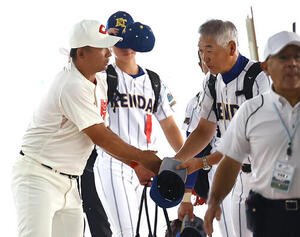 甲子園球場に入る智弁和歌山･中谷仁監督(左)と健大高崎･青柳博文監督は握手を交わして健闘を誓い合う(撮影･上田博志)