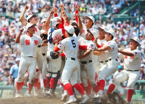 健大高崎対智弁和歌山　優勝を決め歓喜の輪をつくる智弁和歌山ナイン(撮影･垰建太)