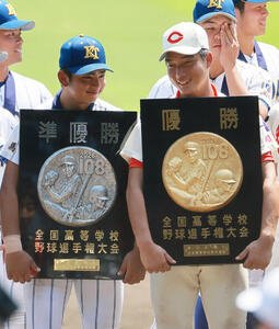 智弁和歌山対健大高崎　表彰式を終え、笑顔で話す健大高崎･石田雄星主将(左)と智弁和歌山･山田凜虎(撮影･上山淳一)