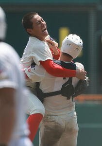 智弁和歌山対健大高崎　優勝を決め歓喜する智弁和歌山･久葉亮太(左)と捕手山田凜虎(撮影･上山淳一)