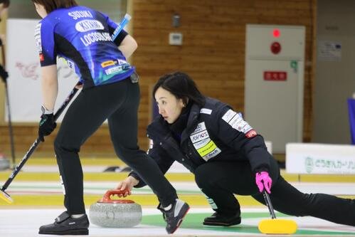 ストーンを投じるロコ･ソラーレ藤沢五月