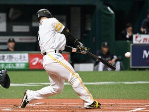 ソフトバンク対オリックス　1回裏ソフトバンク2死、近藤健介は先制本塁打を放つ(撮影･林敢治)