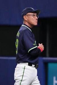 中日対ヤクルト　6回表終了、選手交代を告げベンチへ戻る池山隆寛監督(撮影･森本幸一)