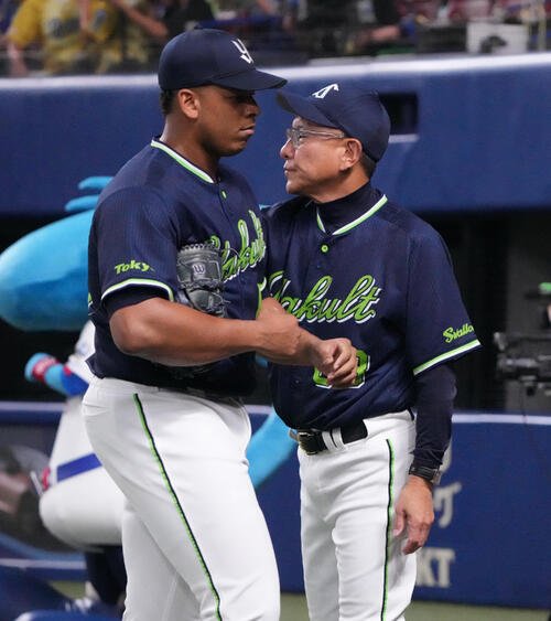 中日対ヤクルト　10回裏中日1死満塁、池山隆寛監督(右)はサヨナラの押し出し四球を与えたヘスス･リランソを迎える(撮影･森本幸一)