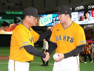 巨人対広島　プロ初勝利を挙げた巨人代木大和(右)は橋上秀樹監督代行と握手を交わす(撮影･足立雅史)