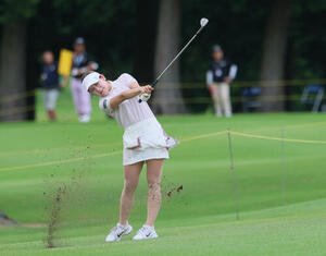 18番、ショットを放つ吉田鈴(撮影･水谷安孝)
