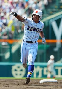 健大高崎対智弁和歌山　8回表健大高崎1死二塁、2点本塁打を放ち応援団を指さす石田雄星(撮影･垰建太)