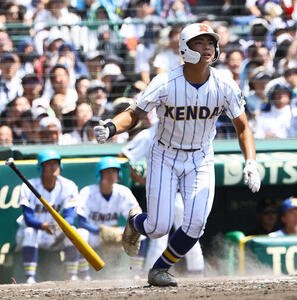 健大高崎対智弁和歌山　8回表健大高崎1死二塁、逆転2点本塁打を放った石田雄星はガッツポーズをする(撮影･上田博志)