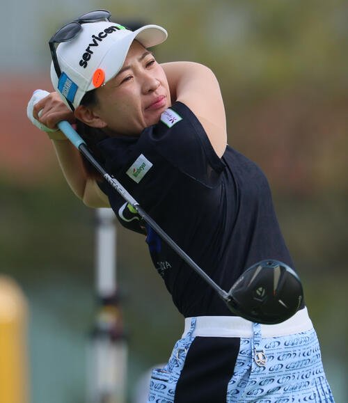 1番、ティーショットを放つ永井花奈(撮影･水谷安孝)