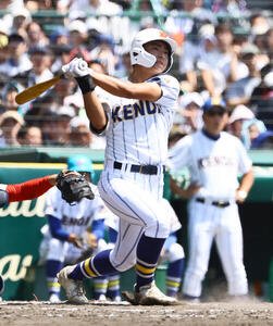 健大高崎対智弁和歌山　8回表健大高崎1死二塁、石田雄星は逆転2点本塁打を放つ(撮影･上田博志)