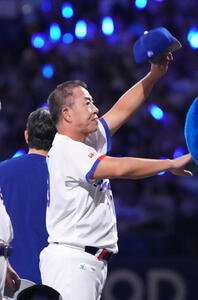 中日対ヤクルト　試合終了、スタンドの観客にあいさつをする井上一樹監督(撮影･森本幸一)