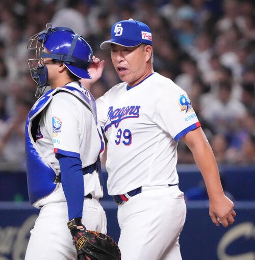 中日対ヤクルト　8回表ヤクルト2死二塁、井上一樹監督(右)は石伊雄太と言葉を交わす(撮影･森本幸一)