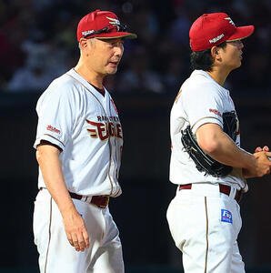 楽天対西武　9回表西武1死二塁、津留崎大成(右)の降板でマウンドで話す吉井理人監督(撮影･野上伸悟)