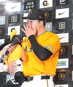 巨人対広島　プロ初勝利の代木大和はお立ち台で涙ぐむ(撮影･足立雅史)