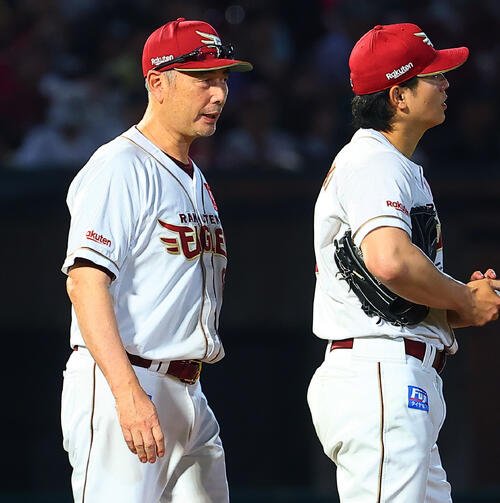 楽天対西武　9回表西武1死二塁、津留崎大成(右)の降板でマウンドで話す吉井理人監督(撮影･野上伸悟)