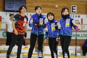 中部電力戦に臨むロコ･ソラーレの松沢弥子(
左から2人目)、鈴木夕湖(同3人目)、藤沢五月(右端)