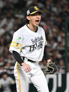 ソフトバンク対オリックス　1回をきっちり3人で抑えほえる大津亮介(撮影･林敢治)