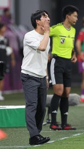 京都対水戸　前半、指示を出す水戸樹森大介監督(撮影･西尾就之)