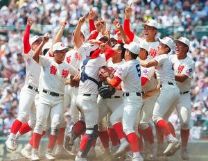 健大高崎対智弁和歌山　優勝を決め歓喜の輪をつくる松本虎太郎(右から2人目)ら智弁和歌山ナイン(撮影･垰建太)