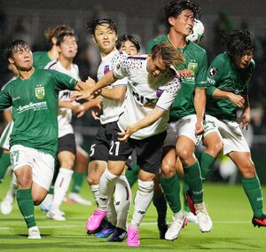 前半、ゴール前で競り合う東京VとFC東京の選手たち