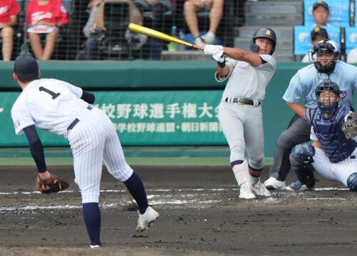 青森山田対東日本国際大昌平　3回表青森山田2死、一ゴロに倒れる郡司宙弥、投手は照沼佑崇(2026年8月13日撮影)
