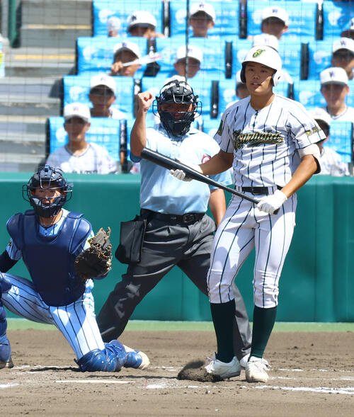 9回表鶴岡東2死、代打小川蒼太は三振に倒れる(2026年8月7日撮影)