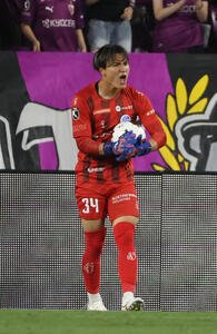 京都対水戸　後半、キャッチして叫ぶ水戸GK西川幸之介(撮影･西尾就之)