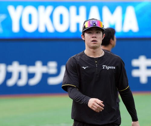 DeNA対阪神　アップを終えベンチに戻る阪神中野拓夢(撮影･たえ見朱実)
