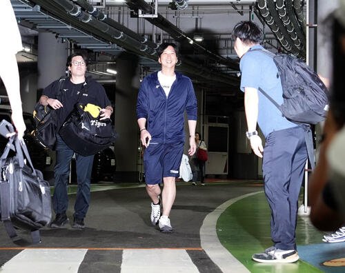 DeNA対阪神　雨天中止のためスタジアムを後にする阪神藤川球児監督(撮影･たえ見朱実)